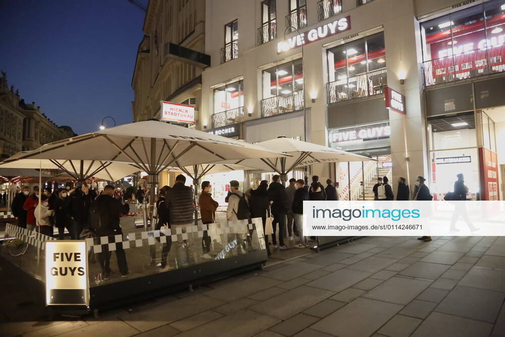 Coronas Stuation in Vienna Vienna, Innere Stadt, 25 02 2021 Corona Pandemic, Corona, Corona Virus, CoV 2, Covid 19, Sars, Virus, Virus Infection, Pandemic, Corona Crisis, Viral Disease, Coronavirus, SARS CoV 2 Queue of People in Front of FIVE GUYS Shop on the Graben Take Away, Self Pickup, Pick Up Vienna Austria AVN101002455153