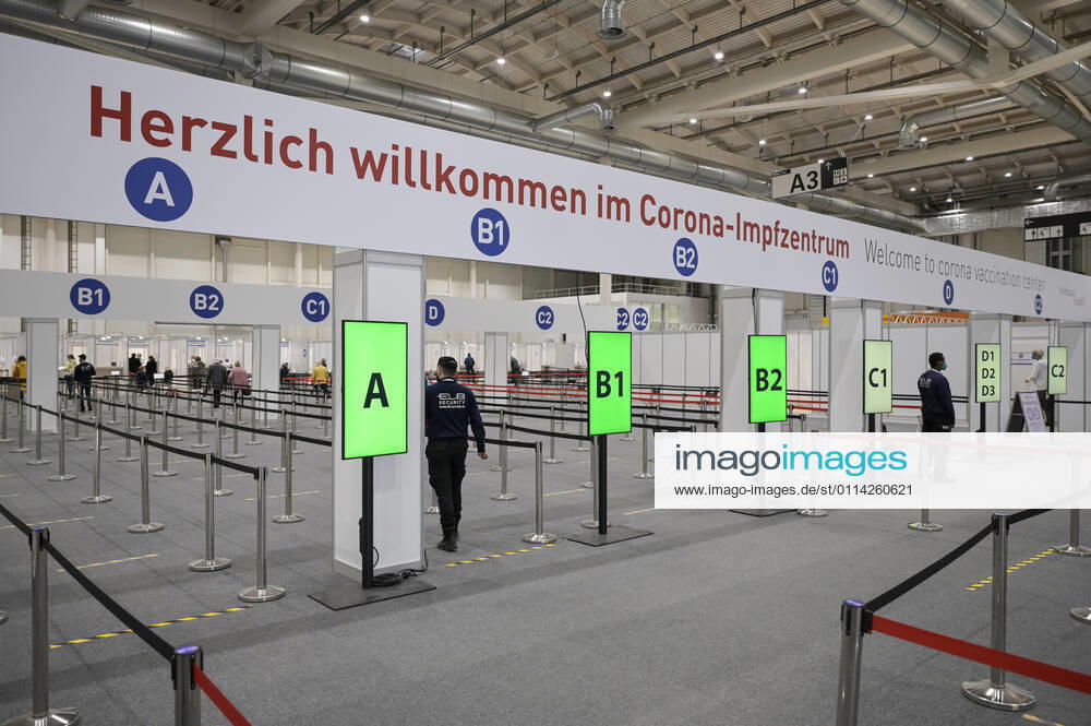 DEUTSCHLAND, Hamburg, Corona Pandemie, Impfzentrum der KVH und Sozialbehörde Hamburg in den Messehallen, groesstes Impfzentrum Deutschlands fuer bis zu 7000 Menschen taeglich, Impfung von alten Menschen und jungen Menschen in systemrelevanten Berufen Hamburg Germany