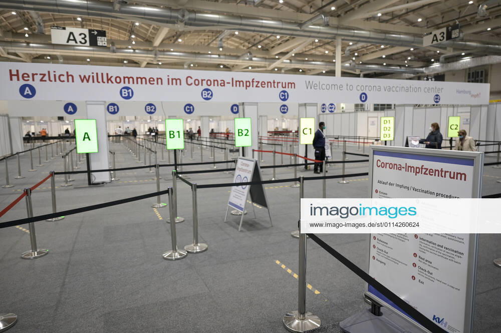 DEUTSCHLAND, Hamburg, Corona Pandemie, Impfzentrum der KVH und Sozialbehörde Hamburg in den Messehallen, groesstes Impfzentrum Deutschlands fuer bis zu 7000 Menschen taeglich, Impfung von alten Menschen und jungen Menschen in systemrelevanten Berufen Hamburg Germany