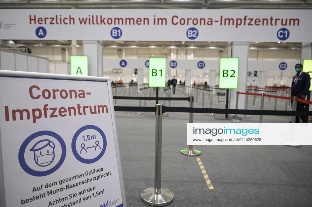 DEUTSCHLAND, Hamburg, Corona Pandemie, Impfzentrum der KVH und Sozialbehörde Hamburg in den Messehallen, groesstes Impfzentrum Deutschlands fuer bis zu 7000 Menschen taeglich, Impfung von alten Menschen und jungen Menschen in systemrelevanten Berufen Hamburg Germany