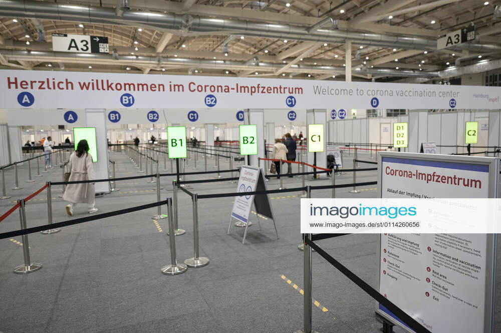 DEUTSCHLAND, Hamburg, Corona Pandemie, Impfzentrum der KVH und Sozialbehörde Hamburg in den Messehallen, groesstes Impfzentrum Deutschlands fuer bis zu 7000 Menschen taeglich, Impfung von alten Menschen und jungen Menschen in systemrelevanten Berufen Hamburg Germany