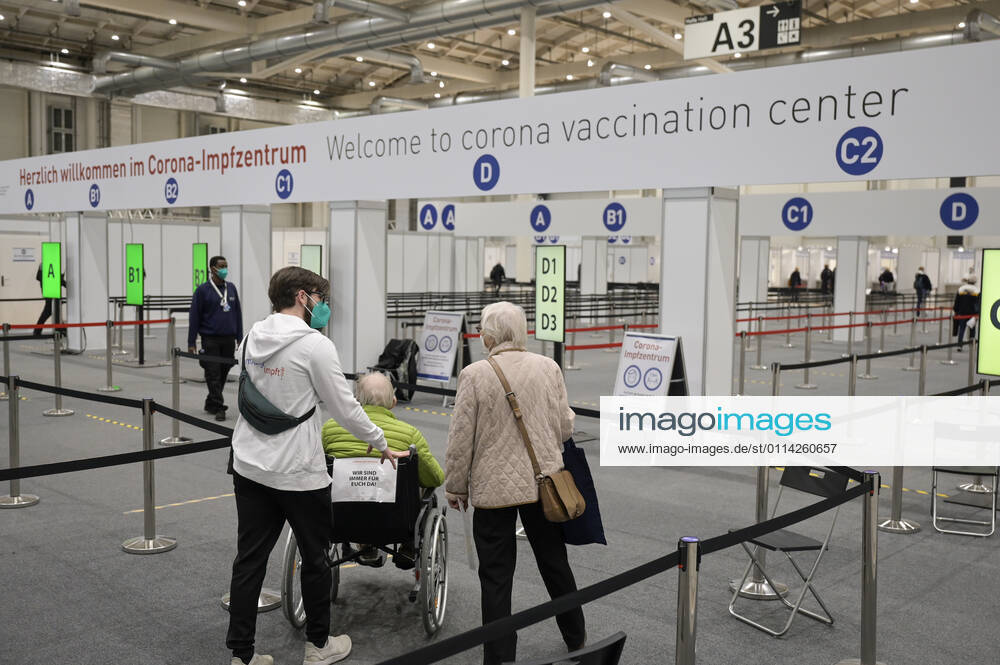 DEUTSCHLAND, Hamburg, Corona Pandemie, Impfzentrum der KVH und Sozialbehörde Hamburg in den Messehallen, groesstes Impfzentrum Deutschlands fuer bis zu 7000 Menschen taeglich, Impfung von alten Menschen Hamburg Germany
