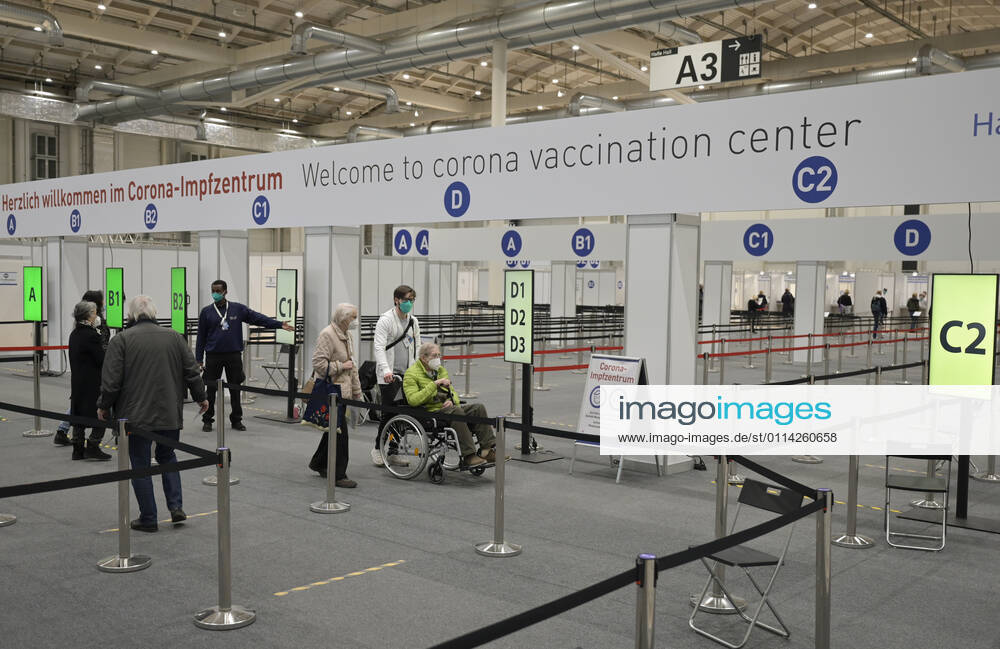 DEUTSCHLAND, Hamburg, Corona Pandemie, Impfzentrum der KVH und Sozialbehörde Hamburg in den Messehallen, groesstes Impfzentrum Deutschlands fuer bis zu 7000 Menschen taeglich, Impfung von alten Menschen Hamburg Germany