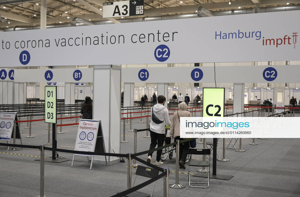 DEUTSCHLAND, Hamburg, Corona Pandemie, Impfzentrum der KVH und Sozialbehörde Hamburg in den Messehallen, groesstes Impfzentrum Deutschlands fuer bis zu 7000 Menschen taeglich, Impfung von alten Menschen und jungen Menschen in systemrelevanten Berufen Hamburg Germany