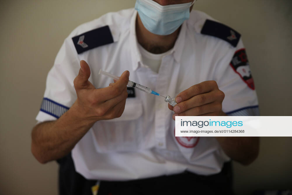 (210226) -- JERUSALEM, Feb. 26, 2021 -- A medical worker prepares for the COVID-19 vaccine in a mobile clinic in Jerusalem, on Feb. 26, 2021. (Photo by Xinhua) MIDEAST-JERUSALEM-COVID-19-VACCINATION MuammarxAwad