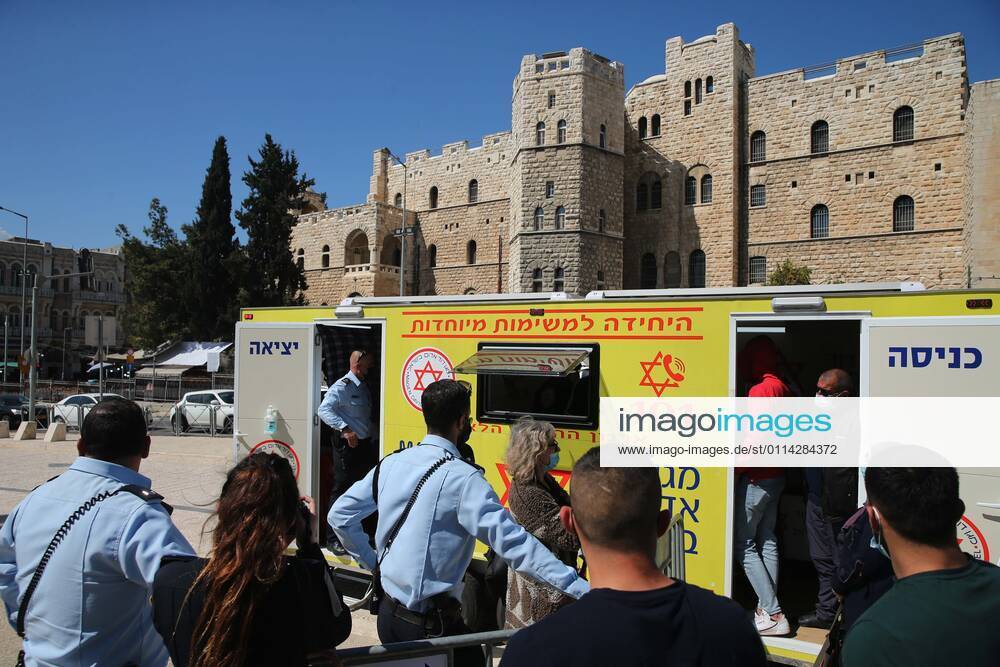 (210226) -- JERUSALEM, Feb. 26, 2021 -- People line up to receive the COVID-19 vaccine outside a mobile clinic in Jerusalem, on Feb. 26, 2021. (Photo by Xinhua) MIDEAST-JERUSALEM-COVID-19-VACCINATION MuammarxAwad