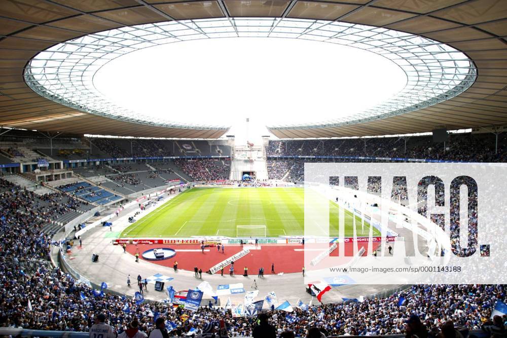 Das noch nicht ganz gefüllte Berliner Olympiastadion mit der nun fertig gestellten Überdachung Fußball 1. BL Herren Saison 2003 2004, Hertha BSC Berlin, Vdig Totale Olympiastadion Berlin
