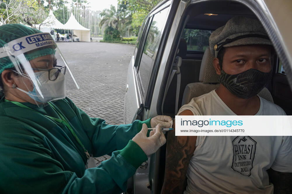 A healthworker inject a dose of Sinovac Biotech vaccine at drive-thru facilities. Bali to held the second stage of Covid-19 mass vaccination towards tourism workers and online-taxi drivers at Bali Nusa Dua Convention Center (BNDCC), in order to accelerate tourism industry recovery. About 5000 doses of vaccines are targeted to be completed within 1 week. Badung Indonesia - ZUMAb245 20210228_zip_b245_004