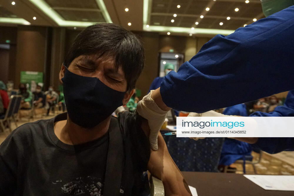 A healthworker inject a dose of Sinovac Biotech vaccine. Bali to held the second stage of Covid-19 mass vaccination towards tourism workers and online-taxi drivers at Bali Nusa Dua Convention Center (BNDCC), in order to accelerate tourism industry recovery. About 5000 doses of vaccines are targeted to be completed within 1 week. Badung Indonesia - ZUMAb245 20210228_zip_b245_021