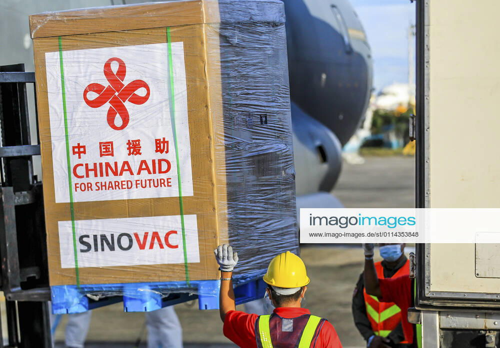 (210228) -- MANILA, Feb. 28, 2021 -- Staff members unload vaccines donated by China at a Philippine Air Force base in Manila, the Philippines, on Feb. 28, 2021. A batch of Sinovac vaccine CoronaVac donated by China arrived in the Philippines on Sunday, the first COVID-19 vaccine to reach the Southeast Asian country. The delivery of the vaccines allows the Philippines to start mass vaccinations soon, marking a new phase in the country s fight against the COVID-19 that infected 576,352 and killed 12,318. ) PHILIPPINES-MANILA-COVID-19-VACCINE-ARRIVAL ROUELLExUMALI