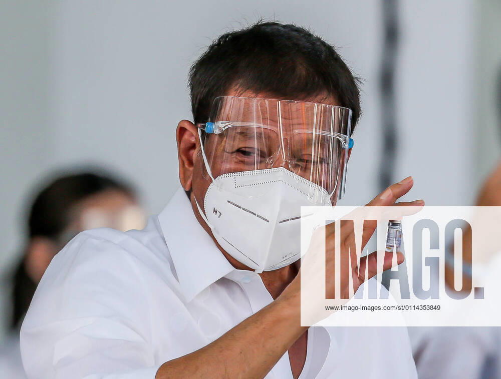 (210228) -- MANILA, Feb. 28, 2021 -- Philippine President Rodrigo Duterte shows a vial of the Sinovac vaccine CoronaVac donated by China in Manila, the Philippines, on Feb. 28, 2021. A batch of Sinovac vaccine CoronaVac donated by China arrived in the Philippines on Sunday, the first COVID-19 vaccine to reach the Southeast Asian country. The delivery of the vaccines allows the Philippines to start mass vaccinations soon, marking a new phase in the country s fight against the COVID-19 that infected 576,352 and killed 12,318. ) PHILIPPINES-MANILA-COVID-19-VACCINE-ARRIVAL ROUELLExUMALI