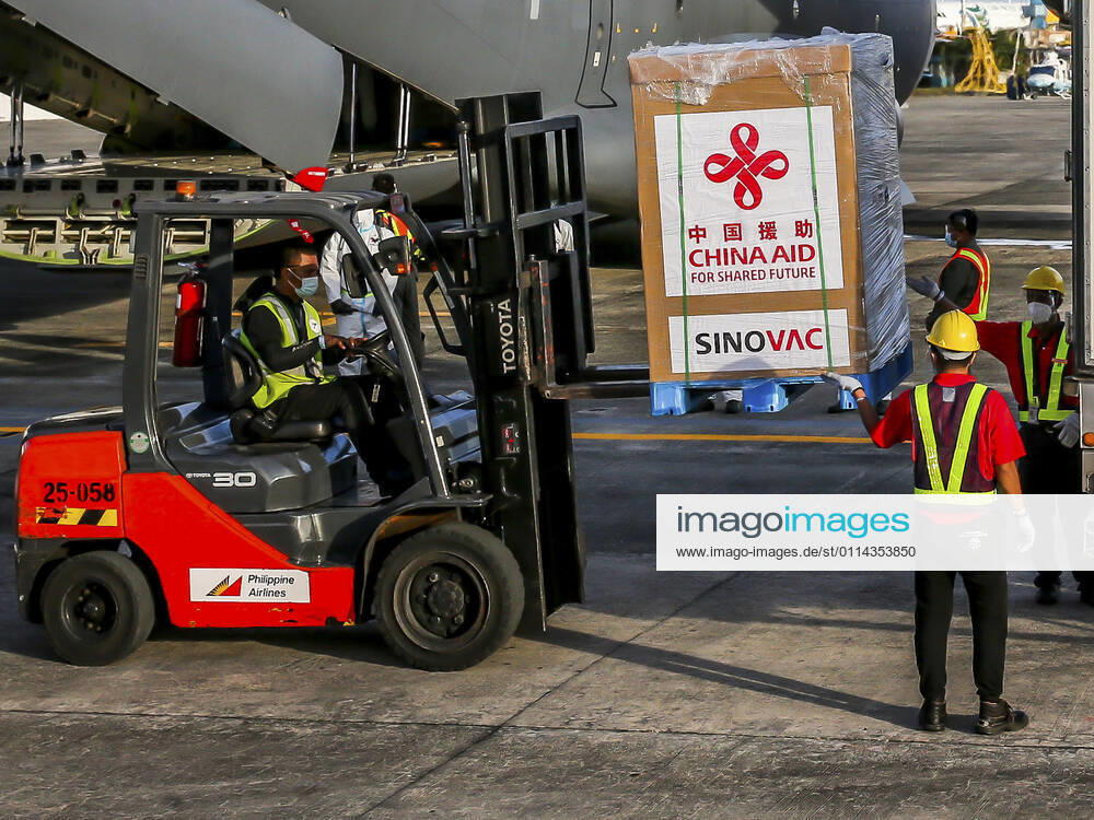(210228) -- MANILA, Feb. 28, 2021 -- Staff members unload vaccines donated by China at a Philippine Air Force base in Manila, the Philippines, on Feb. 28, 2021. A batch of Sinovac vaccine CoronaVac donated by China arrived in the Philippines on Sunday, the first COVID-19 vaccine to reach the Southeast Asian country. The delivery of the vaccines allows the Philippines to start mass vaccinations soon, marking a new phase in the country s fight against the COVID-19 that infected 576,352 and killed 12,318. ) PHILIPPINES-MANILA-COVID-19-VACCINE-ARRIVAL ROUELLExUMALI