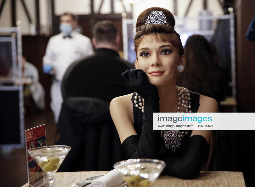 Bilder des Jahres 2021, Entertainment 02 Februar Entertainment Themen der Woche KW08 A wax figure of Audrey Hepburn fills a seat at a table when Madame Tussauds Wax Figures join restaurant diners at Peter Luger Steak House in New York City on Sunday, February 28, 2021. The celebrity wax figures will remain at the Williamsburg location until Monday, March 1. NYP20210228126 JohnxAngelillo