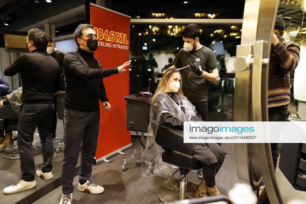 Claudia from Großziethen wins with Arno and the morning crew on 104 6 RTL the very first hairdresser appointment with Shan Rahimkhan Coiffeur at the Kurfürstendamm after reopening of the hairdresser salons after loosening of the Corona Lockdown Berlin, 01 03 2021 Foto:xJ.xFuturexImage