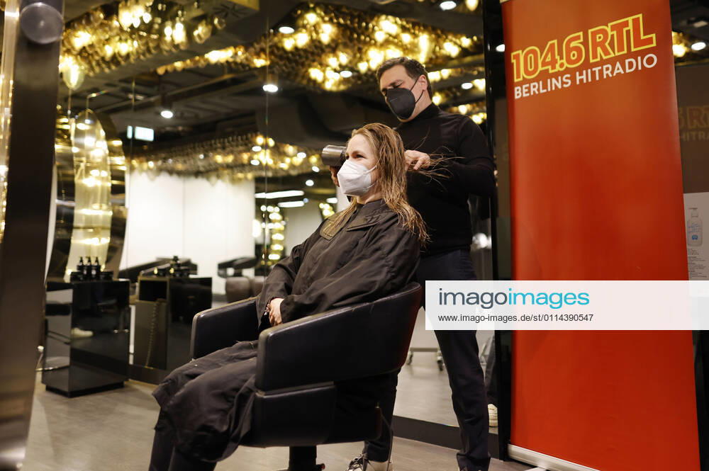 Claudia from Großziethen wins with Arno and the morning crew on 104 6 RTL the very first hairdresser appointment with Shan Rahimkhan Coiffeur at the Kurfürstendamm after reopening of the hairdresser salons after loosening of the Corona Lockdown Berlin, 01 03 2021 Foto:xJ.xFuturexImage