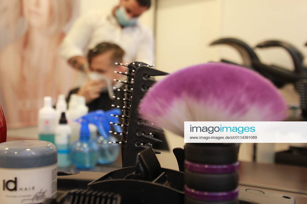 Friseure dürfen in Niedersachsen wieder Haare schneiden - Salzgitter Bundesweit dürfen Friseure ab heute wieder Haare schneiden, endlich kommt die Corona-Matte vom Kopf. Pünktlich um 8:00 scharren bereits die ersten ersten Kunden vor dem eingang mit den Hufen um einen der ersten Plätze auf dem Friseurstuhl zu ergattern. Martin Müller (Friseur aus Salzgitter-Bad) ist sichtlich froh das es endlich wieder losgehen kann. Das Telefon klingelt permanent und der Terminkalender ist bereits jetzt rappelvoll. Niedersachsen, Corona, Friseur, Friseurtermin, Covid, Pandemie, Deutschland, Bundesweit, Salzgitter, Harzvorland, Haare, Matte, Lockdown, Lockdownfrisur, Norddeutschland, Norddeutsch, Newst des Tages, Schere, Rasierer, Haare färben, Babe