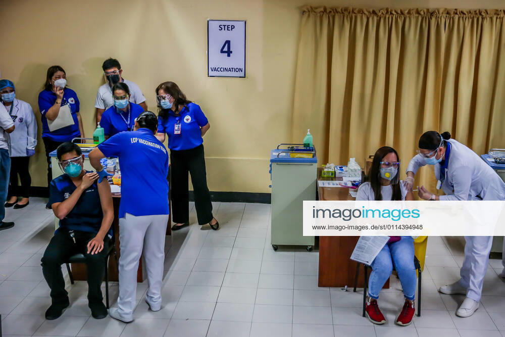 (210301) -- MANILA, March 1, 2021 -- Health workers receive the COVID-19 vaccines from China s Sinovac on the first day of the vaccination at the Lung Center of the Philippines in Manila, the Philippines on March 1, 2021. The Philippines launched its coronavirus vaccination campaign on Monday, less than a day after the arrival of the Sinovac vaccine CoronaVac donated by China. ) PHILIPPINES-MANILA-COVID-19-VACCINATION ROUELLExUMALI