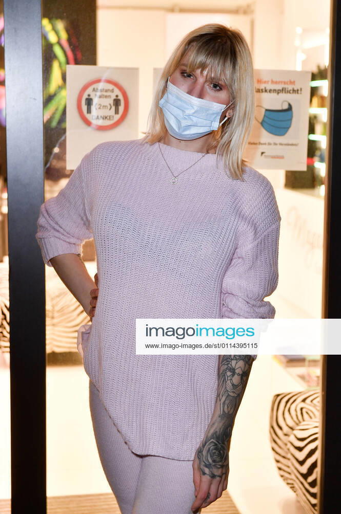 Arielle Rippegather at night at Magali Coiffeur on Kurfürstendamm after reopening of hair salons after Corona lockdown Berlin, 01 03 2021 Foto:xF.xFuturexImage