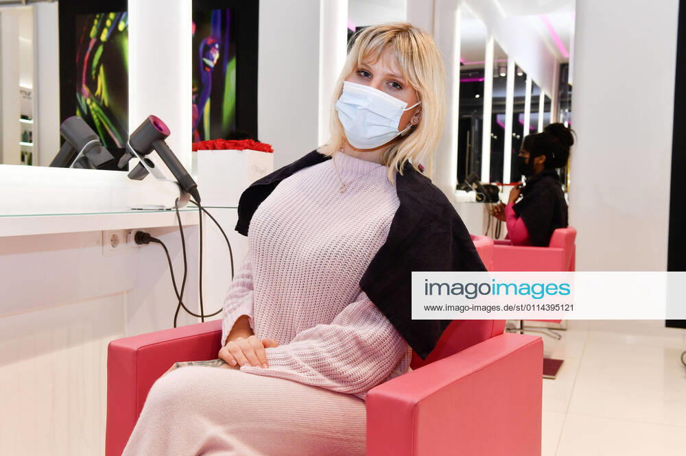 Arielle Rippegather at night at Magali Coiffeur on Kurfürstendamm after reopening of hair salons after Corona lockdown Berlin, 01 03 2021 Foto:xF.xFuturexImage