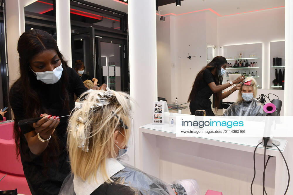 Arielle Rippegather with owner Maggie Magali at night at Magali Coiffeur on Kurfürstendamm after reopening of hair salons following easing of Corona Lockdown Berlin, 01 03 2021 Foto:xF.xFuturexImage