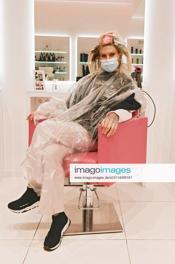 Arielle Rippegather at night at Magali Coiffeur on Kurfürstendamm after reopening of hair salons after Corona lockdown Berlin, 01 03 2021 Foto:xF.xFuturexImage