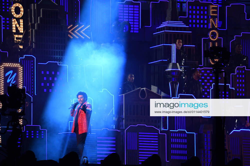 Bilder des Jahres 2021, Entertainment 02 Februar Canadian artist The Weekend performs during the Super Bowl LV halftime show at Raymond James Stadium in Tampa, Florida on Sunday, February 7, 2021. SBP20210206397 KEVINxDIETSCH imago images 1000690487 KEVINxDIETSCHxviaxwww.imago-images.de