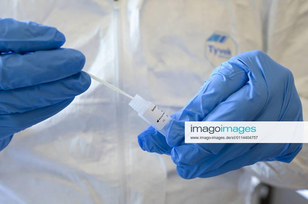 DEUTSCHLAND, Hamburg, Corona Pandemie, Pflegeheim fuer alte Menschen, Schnelltest PoC-Antigen fuer Besucher und Angehörige durch Bundeswehr Soldaten, Testkit der chinesischen Firma Beijing Hotgen Biotech Co. Hamburg Germany