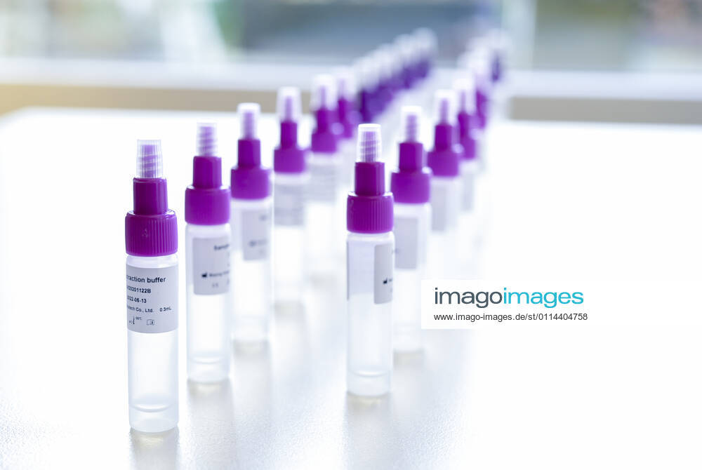 DEUTSCHLAND, Hamburg, Corona Pandemie, Pflegeheim fuer alte Menschen, Schnelltest PoC-Antigen fuer Besucher und Angehörige, Testkit der chinesischen Firma Beijing Hotgen Biotech Co. Hamburg Germany