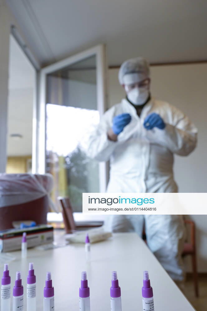 DEUTSCHLAND, Hamburg, Corona Pandemie, Pflegeheim fuer alte Menschen, Schnelltest PoC-Antigen fuer Besucher und Angehörige durch Bundeswehr Soldaten, Testkit der chinesischen Firma Beijing Hotgen Biotech Co. Hamburg Germany