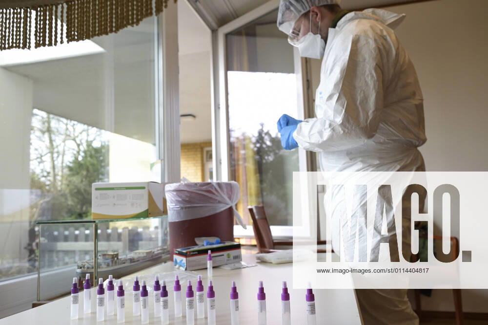 DEUTSCHLAND, Hamburg, Corona Pandemie, Pflegeheim fuer alte Menschen, Schnelltest PoC-Antigen fuer Besucher und Angehörige durch Bundeswehr Soldaten, Testkit der chinesischen Firma Beijing Hotgen Biotech Co. Hamburg Germany