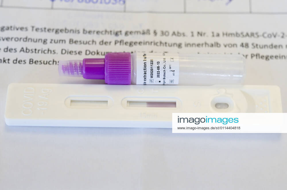 DEUTSCHLAND, Hamburg, Corona Pandemie, Pflegeheim fuer alte Menschen, Schnelltest PoC-Antigen fuer Besucher und Angehörige, Testkit der chinesischen Firma Beijing Hotgen Biotech Co. Hamburg Germany