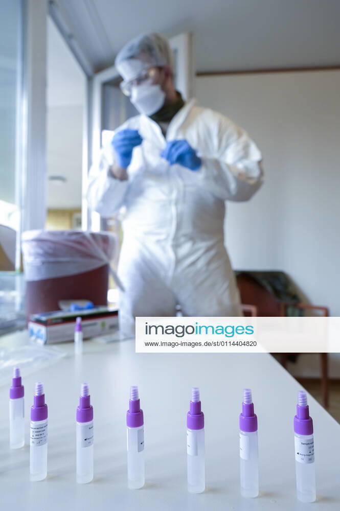DEUTSCHLAND, Hamburg, Corona Pandemie, Pflegeheim fuer alte Menschen, Schnelltest PoC-Antigen fuer Besucher und Angehörige durch Bundeswehr Soldaten, Testkit der chinesischen Firma Beijing Hotgen Biotech Co. Hamburg Germany