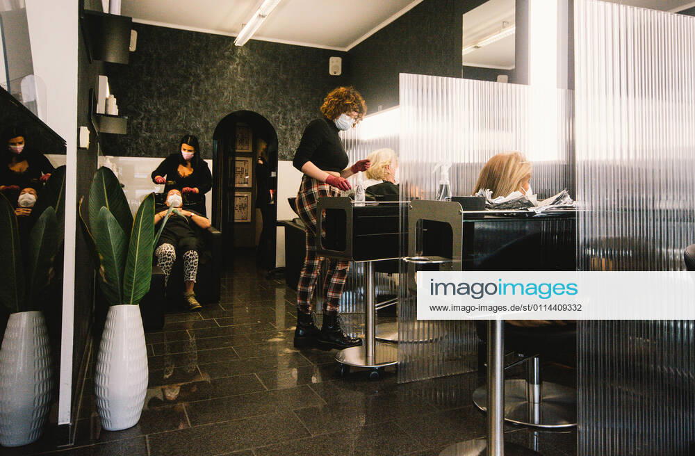 (210301) -- COLOGNE, March 1, 2021 -- Employees serve customers at a hair salon amid COVID-19 pandemic in Cologne, Germany, March 1, 2021. Hair salons in Germany reopened on Monday with COVID-19 prevention measures. (Photo by Xinhua) GERMANY-COLOGNE-COVID-19-HAIR SALON-REOPENING TangxYing