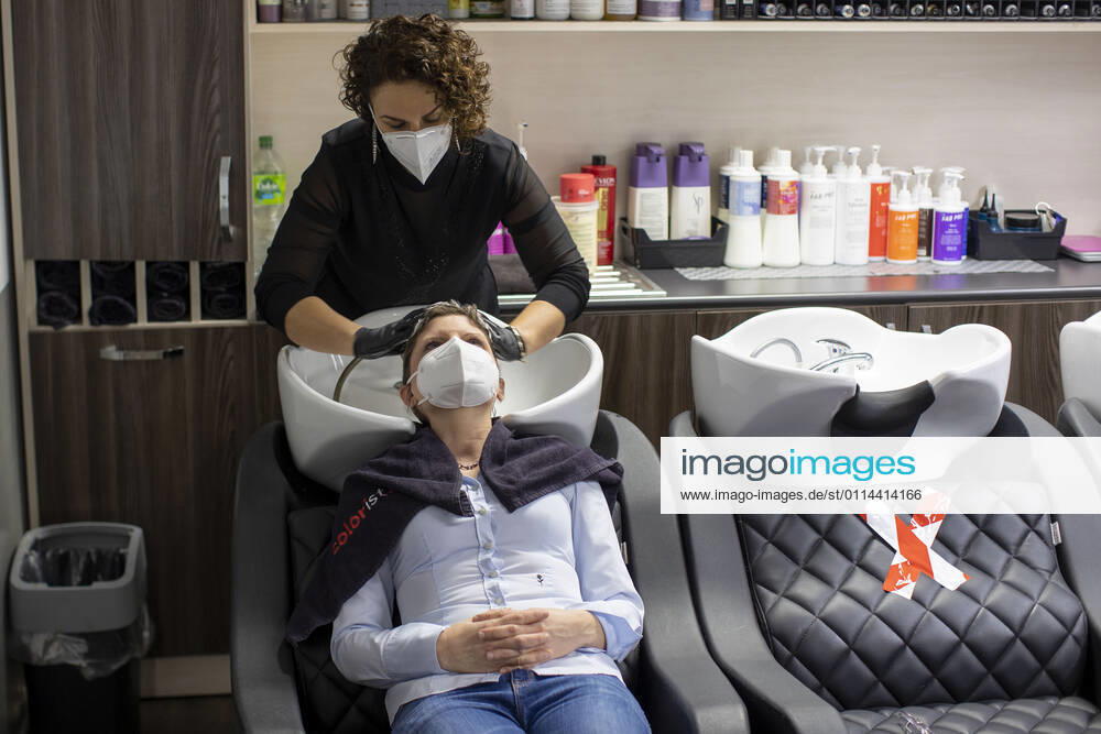 DU Duisburg , Hairdressers are allowed to open again from 01 03 2021 , Sadiye Kisin from the hairdressing salon Haarscharf in Duisburg Buchholz has auctioned the first appointment in her salon on the market square at 00 01 oclock SPD state parliament politician Sarah Philipp has won w