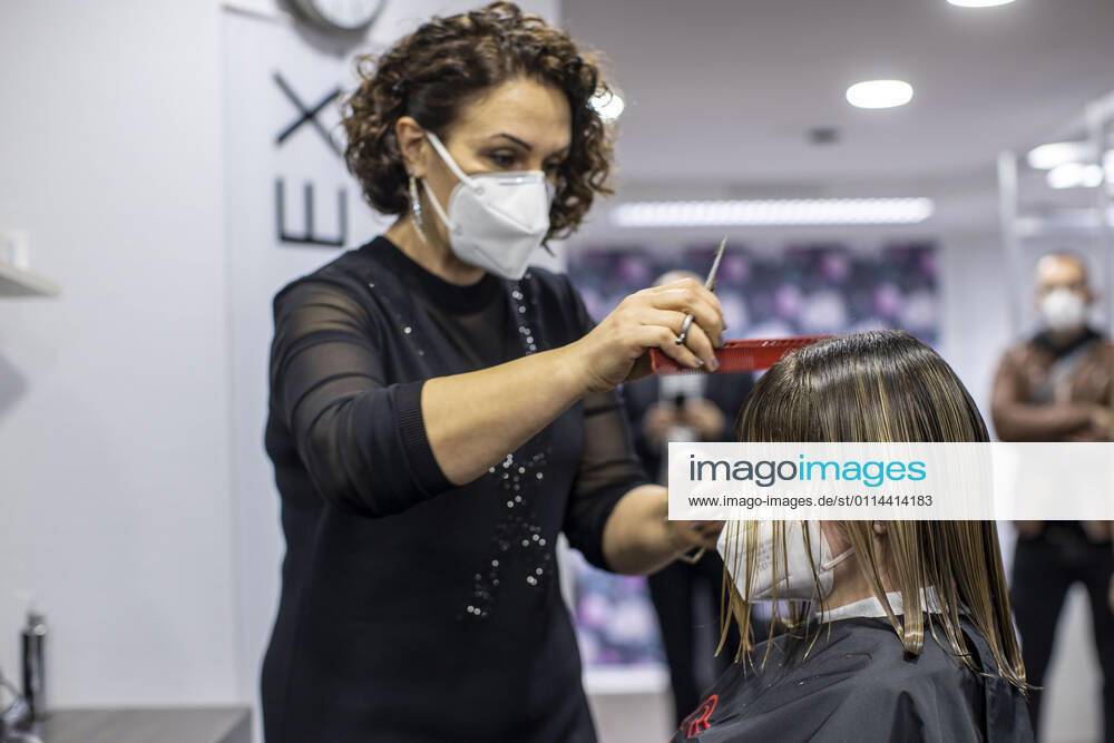 DU Duisburg , Hairdressers are allowed to open again from 01 03 2021 , Sadiye Kisin from the hairdressing salon Haarscharf in Duisburg Buchholz has auctioned the first appointment in her salon on the market square at 00 01 oclock SPD state parliament politician Sarah Philipp has wo