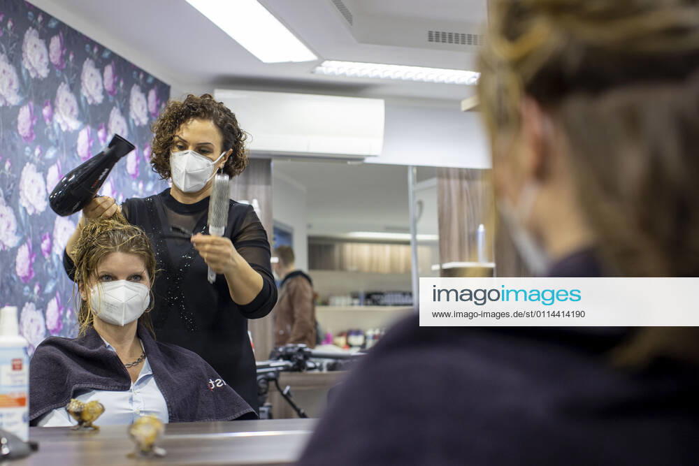 DU Duisburg , Hairdressers are allowed to open again from 01 03 2021 , Sadiye Kisin from the hairdressing salon Haarscharf in Duisburg Buchholz has auctioned the first appointment in her salon on the market square at 00 01 oclock SPD state parliament politician Sarah Philipp has won wi