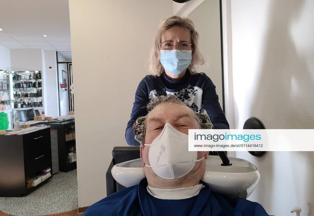 Kassel symbol picture corona lockdown relaxed hairdressers are allowed to open again and cut hair under the strict corona rules e.g. with mask also our photographer Kurt Heldmann used the favour of the hour and had his hair cut