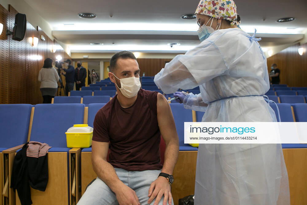 Coronavirus in Spanien, Impfung in Merida A healthcare professional administers the first dose of the AstraZeneca vaccine against COVID-19 to the worker of the Ambulance Coordination Center Lorenzo Atanasio Gonzalez, at the Hospital of MÃ rida, Extremadura (Spain), on March 1, 2021. The vaccination against Covid-19 of the teachers collective in Extremadura begins this afternoon with the administration of the first dose to about 140 Infant and Primary school teachers under 55 years old who work in the health area of Merida. The vaccination will be the starting point of the administration of doses from now on and in a progressive to the rest of the group of teachers in the community. 01 MARCH 2021;EXTREMADURA;TEACHERS;TEACHING;VACCINATION;VACCINES;CORONAVIRUS;COVID-19;EDUCATION J