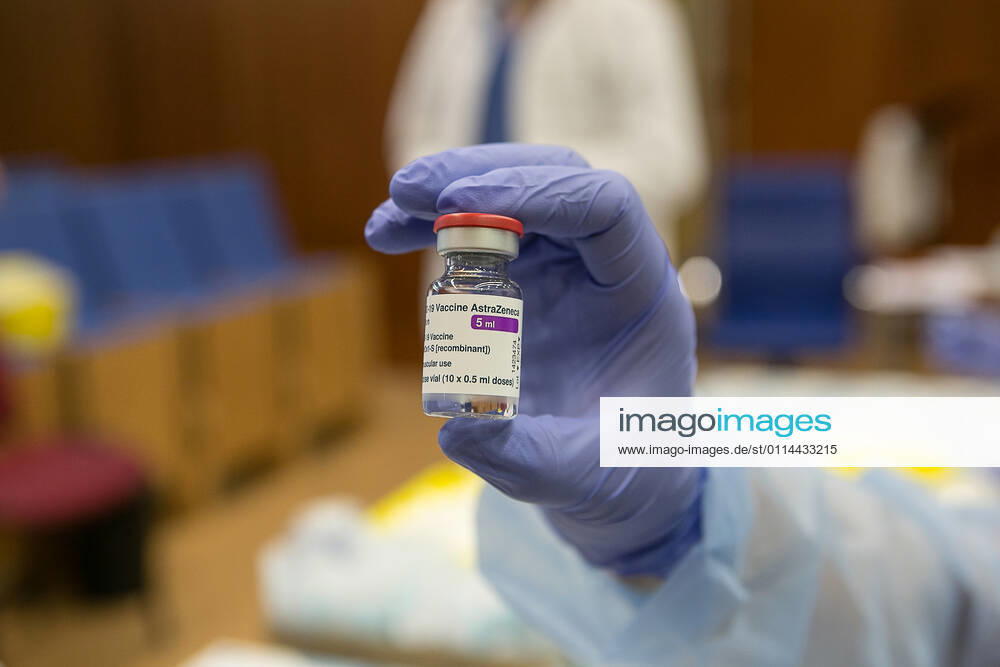 Coronavirus in Spanien, Impfung in Merida A healthcare professional holds a vial of the AstraZeneca vaccine against COVID-19 at the Hospital de MÃ rida, Extremadura (Spain), on 1 March 2021. The Covid-19 vaccination of teachers in Extremadura begins this afternoon with the administration of the first dose to about 140 pre-school and primary school teachers under the age of 55 who work in the health area of Merida. The vaccination will be the starting point of the administration of doses from now on and in a progressive to the rest of the group of teachers in the community. 01 MARCH 2021;EXTREMADURA;TEACHERS;TEACHING;VACCINATION;VACCINES;CORONAVIRUS;COVID-19;EDUCATION Jorge Armestar LagenciaEP 03 01 2021 MERIDA, EXTREMADURA MERIDA, EXTREMADURA Spain