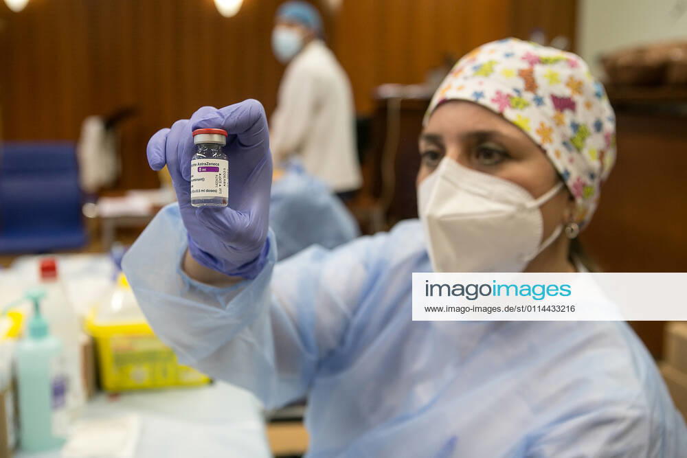 Coronavirus in Spanien, Impfung in Merida A healthcare professional holds a vial of the AstraZeneca vaccine against COVID-19 at the Hospital de MÃ rida, Extremadura (Spain), on 1 March 2021. The Covid-19 vaccination of teachers in Extremadura begins this afternoon with the administration of the first dose to about 140 pre-school and primary school teachers under the age of 55 who work in the health area of Merida. The vaccination will be the starting point of the administration of doses from now on and in a progressive to the rest of the group of teachers in the community. 01 MARCH 2021;EXTREMADURA;TEACHERS;TEACHING;VACCINATION;VACCINES;CORONAVIRUS;COVID-19;EDUCATION Jorge Armestar LagenciaEP 03 01 2021 MERIDA, EXTREMADURA MERIDA, EXTREMADURA Spain