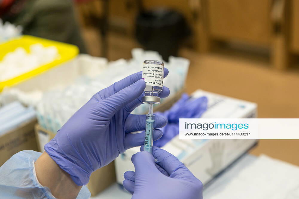 Coronavirus in Spanien, Impfung in Merida A healthcare professional holds a vial of the AstraZeneca vaccine against COVID-19 at the Hospital de MÃ rida, Extremadura (Spain), on 1 March 2021. The Covid-19 vaccination of teachers in Extremadura begins this afternoon with the administration of the first dose to about 140 pre-school and primary school teachers under the age of 55 who work in the health area of Merida. The vaccination will be the starting point of the administration of doses from now on and in a progressive to the rest of the group of teachers in the community. 01 MARCH 2021;EXTREMADURA;TEACHERS;TEACHING;VACCINATION;VACCINES;CORONAVIRUS;COVID-19;EDUCATION Jorge Armestar LagenciaEP 03 01 2021 MERIDA, EXTREMADURA MERIDA, EXTREMADURA Spain