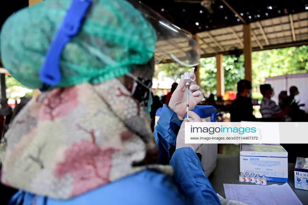 A healthcare worker prepares for a shot of Sinovac s COVID-19 vaccine..Mass vaccination for elderly at the school amid the coronavirus disease (COVID-19) in Jakarta. Jakarta Indonesia - ZUMAs197 20210302_zaa_s197_074