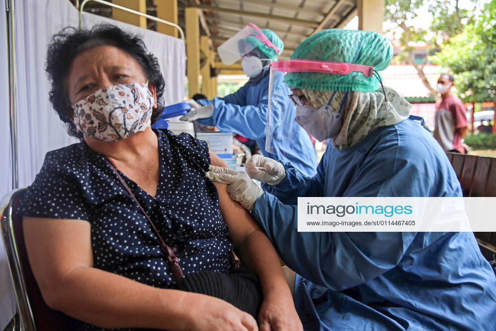 An elderly receives a shot of Sinovac s COVID-19 vaccine..Mass vaccination for elderly at the school amid the coronavirus disease (COVID-19) in Jakarta. Jakarta Indonesia - ZUMAs197 20210302_zaa_s197_076