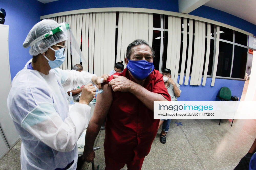 MANAUS, AM - 02.03.2021: VACINAÇÃO EM IDOSOS DE 68 ANOS EM MANAUS - Vaccination against Covid-19 in 68-year-olds, this Tuesday morning (2), at the State Center for Family Living, Father Pedro Vignola in the northern part of the city of Manaus (AM). x2038197x SandroxPereira