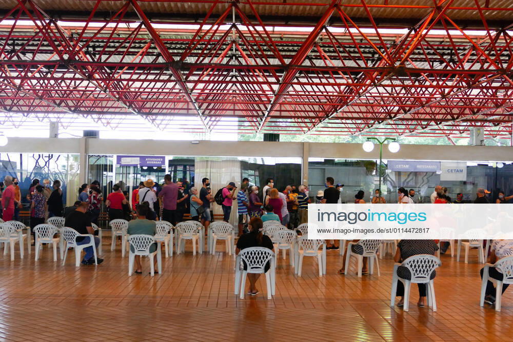 MANAUS, AM - 02.03.2021: VACINAÇÃO EM IDOSOS DE 68 ANOS EM MANAUS - Vaccination against Covid-19 in 68-year-olds, this Tuesday morning (2), at the State Center for Family Living, Father Pedro Vignola in the northern part of the city of Manaus (AM). In the photo, elderly people wait in line to be vaccinated. x2038201x SandroxPereira
