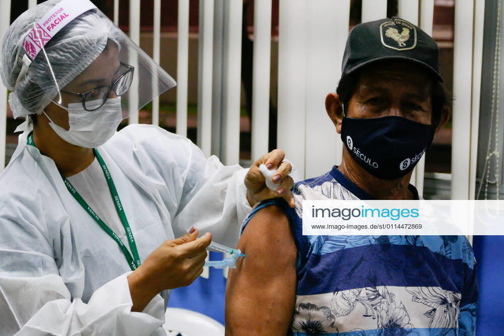 MANAUS, AM - 02.03.2021: VACINAÇÃO EM IDOSOS DE 68 ANOS EM MANAUS - Vaccination against Covid-19 in 68-year-olds, this Tuesday morning (2), at the State Center for Family Living, Father Pedro Vignola in the northern part of the city of Manaus (AM). x2038203x SandroxPereira