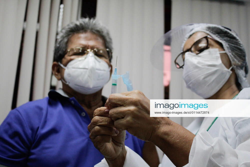 MANAUS, AM - 02.03.2021: VACINAÇÃO EM IDOSOS DE 68 ANOS EM MANAUS - Vaccination against Covid-19 in 68-year-olds, this Tuesday morning (2), at the State Center for Family Living, Father Pedro Vignola in the northern part of the city of Manaus (AM). In the photo, a nurse shows a syringe with the dose of the Oxford AstraZeneca vaccine. x2038205x SandroxPereira