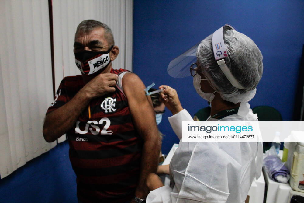 MANAUS, AM - 02.03.2021: VACINAÇÃO EM IDOSOS DE 68 ANOS EM MANAUS - Vaccination against Covid-19 in 68-year-olds, this Tuesday morning (2), at the State Center for Family Living, Father Pedro Vignola in the northern part of the city of Manaus (AM). x2038206x SandroxPereira