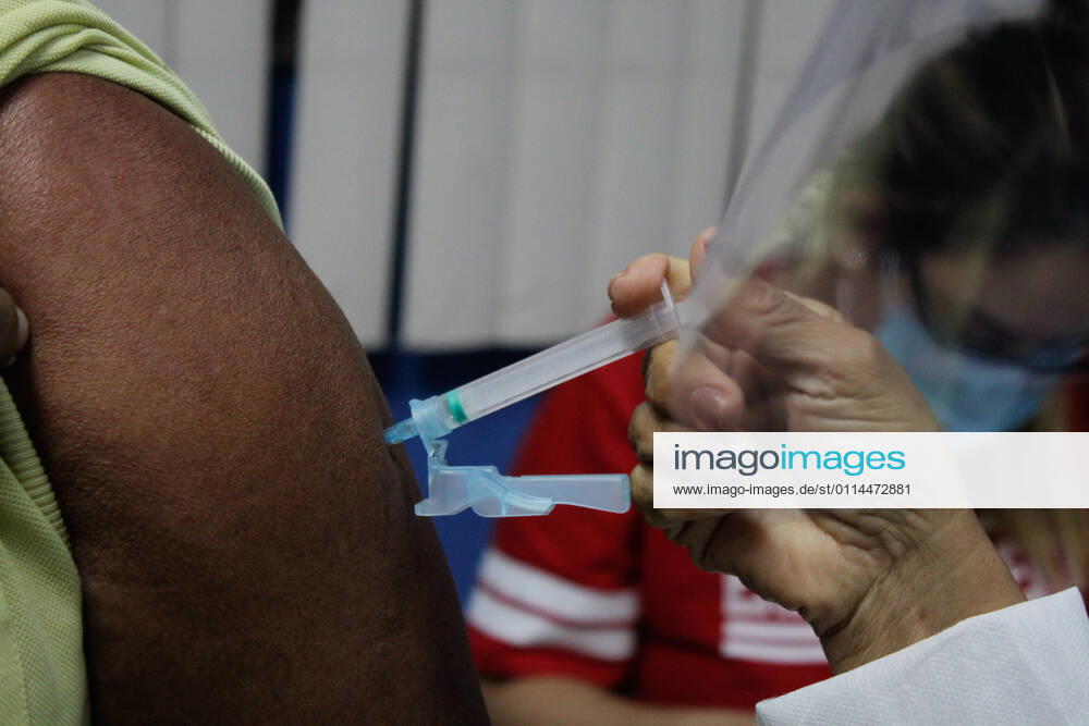 MANAUS, AM - 02.03.2021: VACINAÇÃO EM IDOSOS DE 68 ANOS EM MANAUS - Vaccination against Covid-19 in 68-year-olds, this Tuesday morning (2), at the State Center for Family Living, Father Pedro Vignola in the northern part of the city of Manaus (AM). x2038207x SandroxPereira