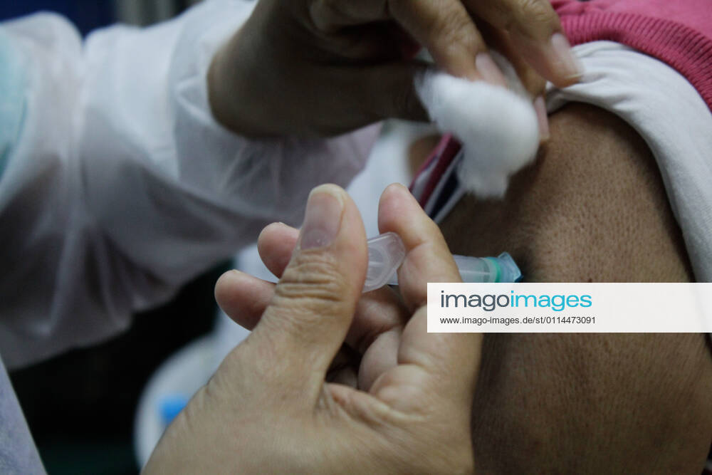 MANAUS, AM - 02.03.2021: VACINAÇÃO EM IDOSOS DE 68 ANOS EM MANAUS - Vaccination against Covid-19 in 68-year-olds, this Tuesday morning (2), at the State Center for Family Living, Father Pedro Vignola in the northern part of the city of Manaus (AM). x2038209x SandroxPereira